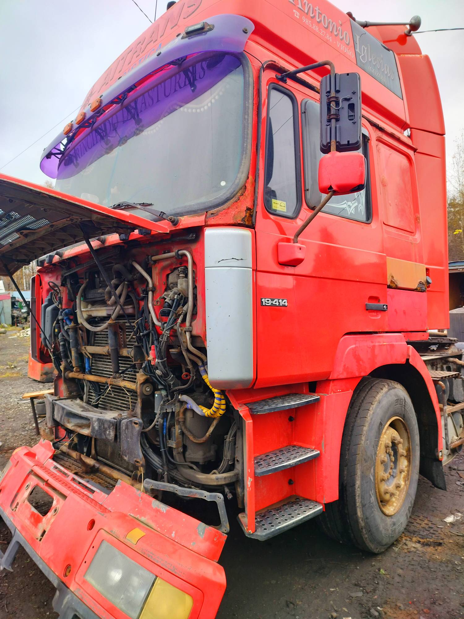 На разборку поступил MAN F2000 2000 г.в. Двигатель D2866LF34 4-х клапанные головки, КПП 16S181 с ретардой, редуктор HY13110 37/12 подвеска рессорная перед, сзади воздух. Кабина высокая, гнилая. Крыша в продаже.
